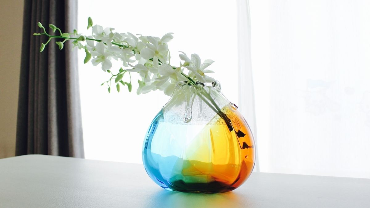 溶け合うようなガラスのカラーと透明感が美しい花瓶 ｜BECOS